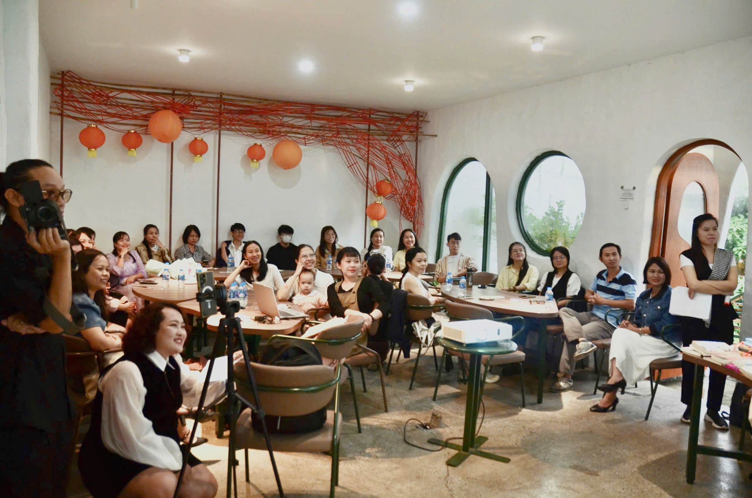 Các học viên của Hòa đồng thời cũng là thành viên của Yêu lại tiếng Việt trong buổi offline mừng sinh nhật lần 3 năm 2024